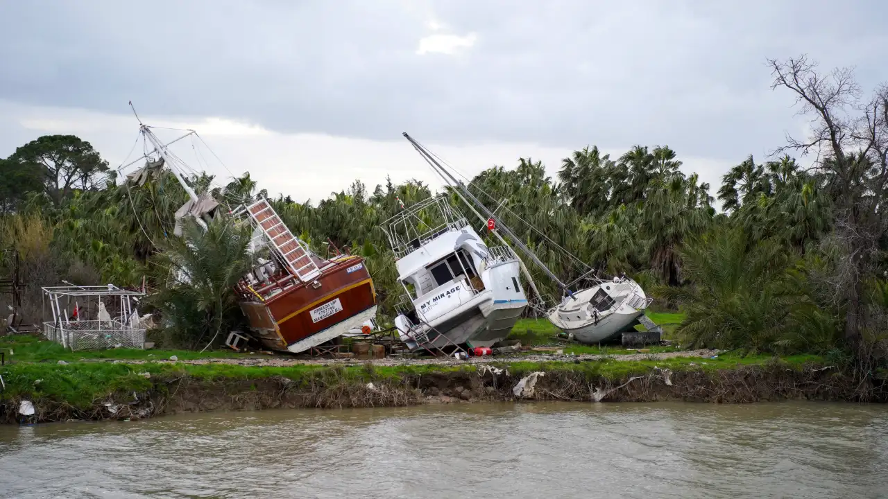 Antalya’da Hortum Dehşeti: İlçeler Savaş Alanına Döndü, Milyonluk Zarar Var! 5